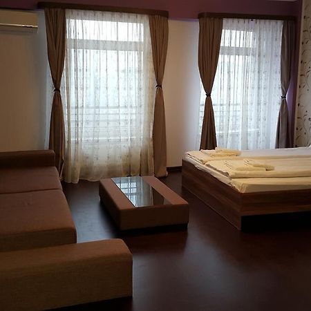 Sunlight Studio Apartment Oradea Extérieur photo
