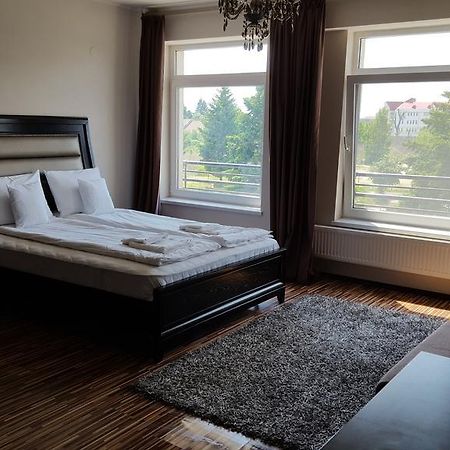 Sunlight Studio Apartment Oradea Extérieur photo