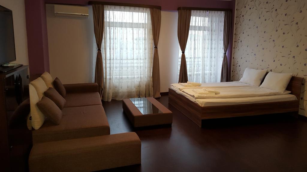 Sunlight Studio Apartment Oradea Extérieur photo