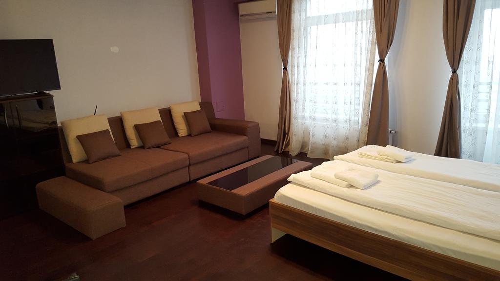 Sunlight Studio Apartment Oradea Extérieur photo