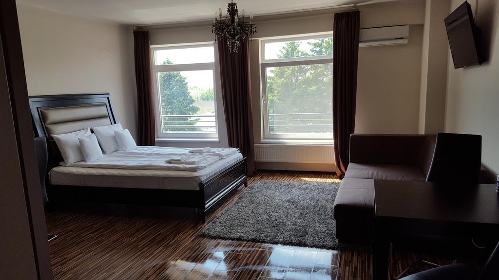 Sunlight Studio Apartment Oradea Extérieur photo