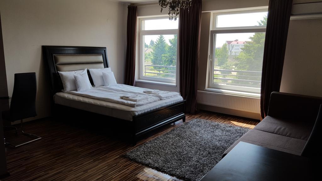 Sunlight Studio Apartment Oradea Extérieur photo