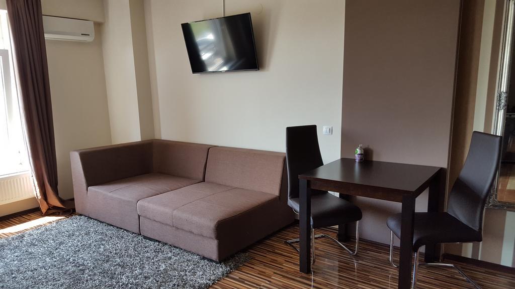 Sunlight Studio Apartment Oradea Extérieur photo