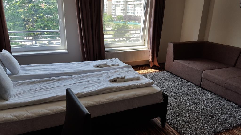 Sunlight Studio Apartment Oradea Extérieur photo